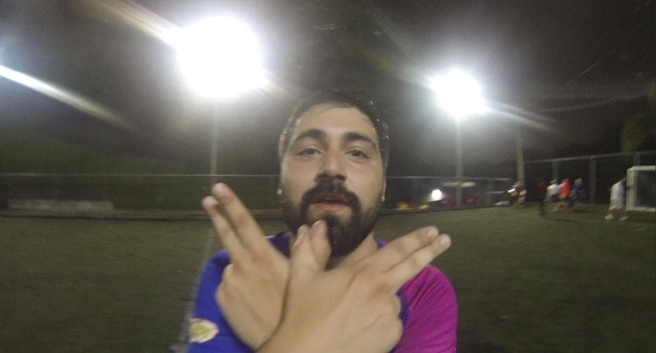 Jogador do ADL comemora de frente para a câmera sob os refletores do campo