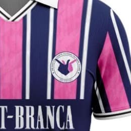 Escudo bordado do clube em close
