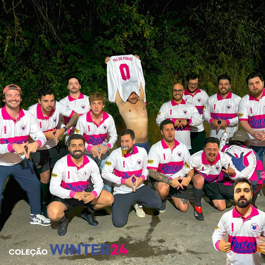 Elenco do Amigos do Laerte com a camisa rosa e azul