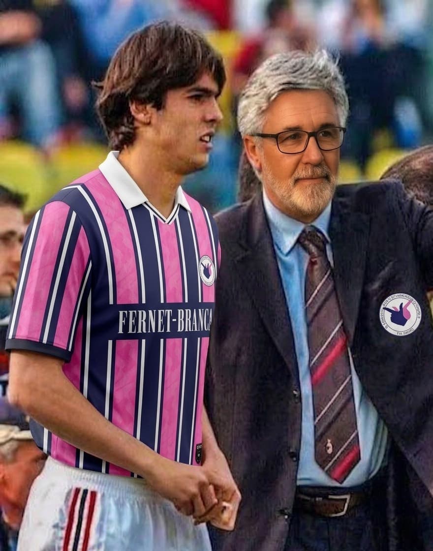 Meia franzino ao lado do treinador de terno