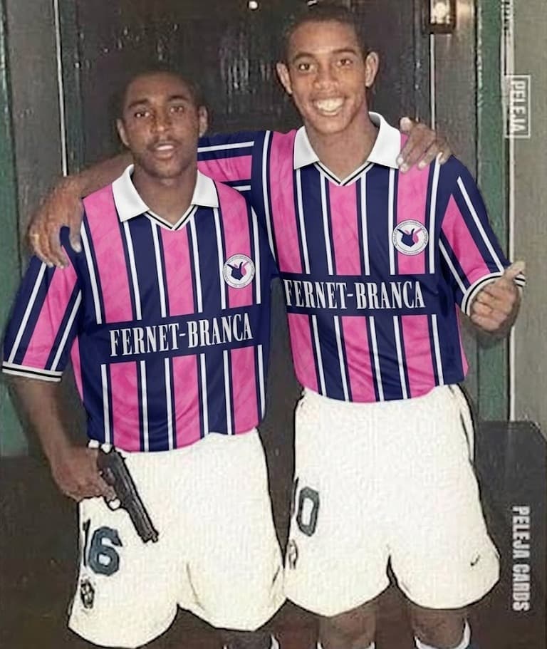 Dois jogadores sorridentes abraçados com a camisa do clube